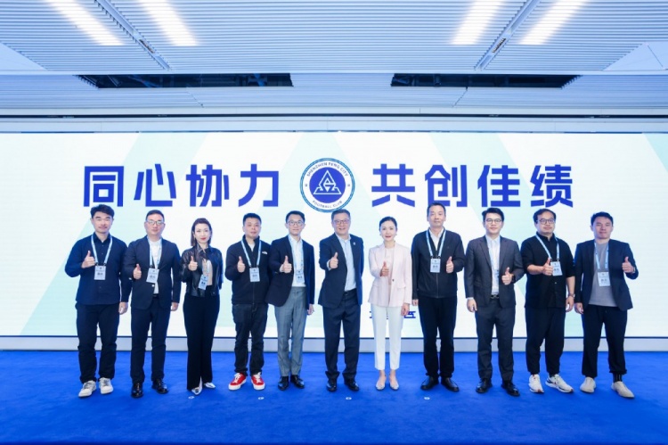 足球報(bào)：10家企業(yè)捧場(chǎng)新賽季出征儀式，深圳新鵬城進(jìn)一步做強(qiáng)做優(yōu)